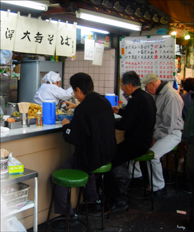 이른 아침부터 라면이나 우동 같은 걸로 식사하고 있다. 